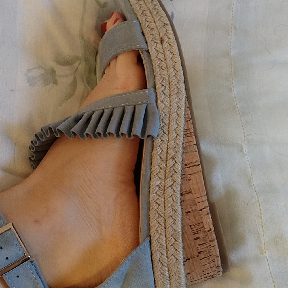 Chase + Chloe Wedge Sandle - Picture 3 of 8